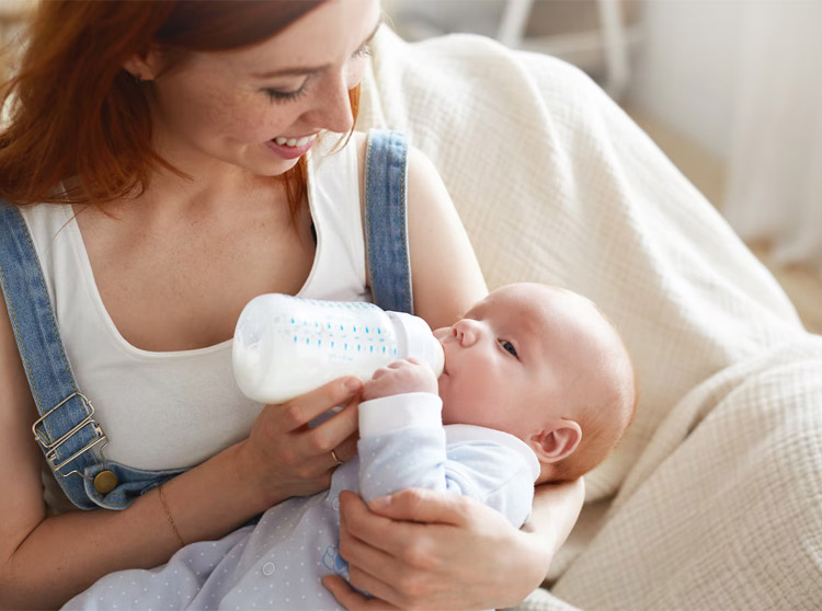 Bébé qui boit son lait